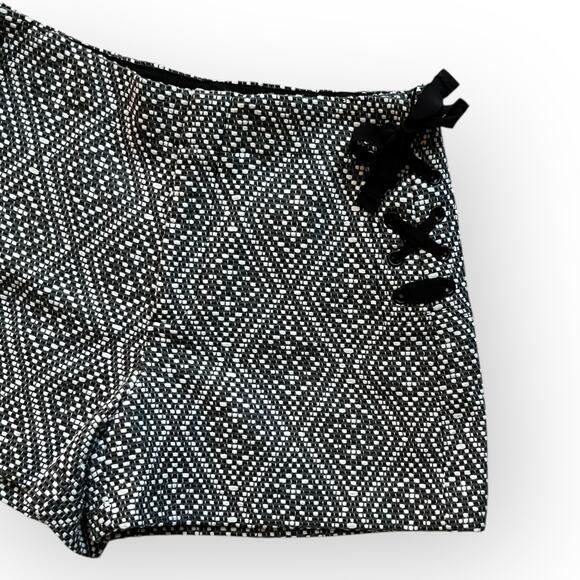 GAP Women's Black & White High Waist Side Lace Woven Jacquard Print Shorts Sz 8 - Picture 5 of 13